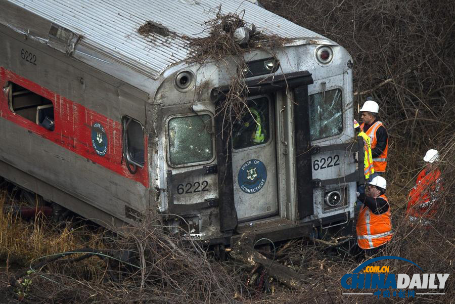 纽约一通勤列车脱轨致4死63伤