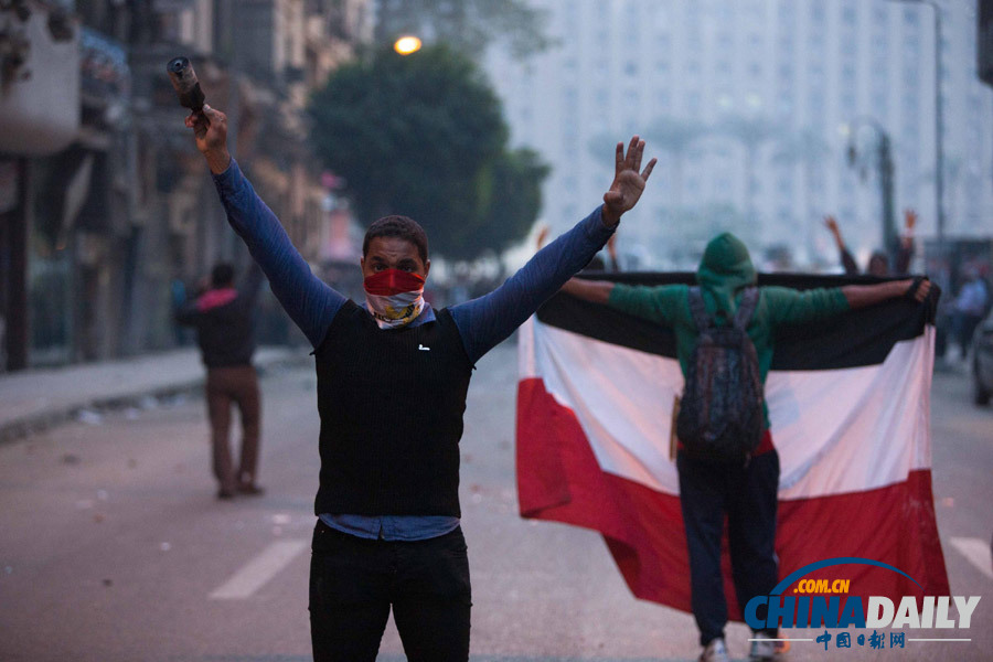 埃及前总统穆尔西支持者继续示威 遭催泪弹驱赶