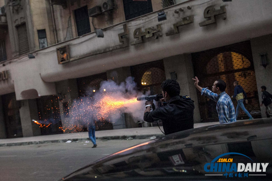 埃及前总统穆尔西支持者继续示威 遭催泪弹驱赶