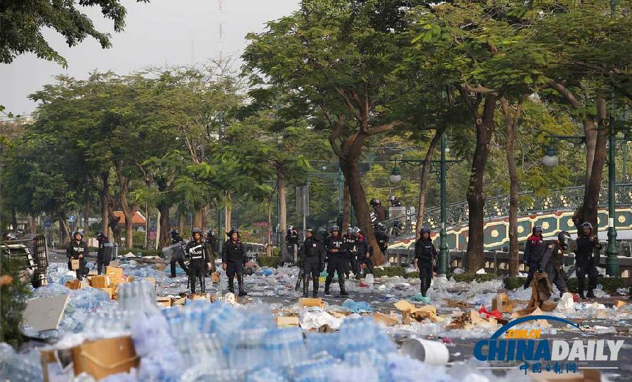泰国示威者占领总理府和警察总部 警方排排坐不阻拦