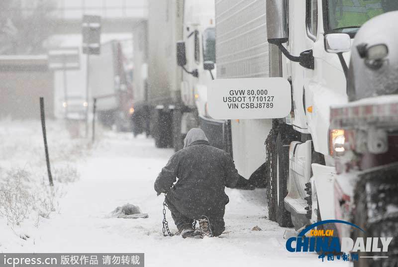 美国遭遇大雪袭击 汽车和行人出行受阻