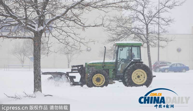 美国遭遇大雪袭击 汽车和行人出行受阻