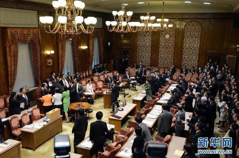 日本参院特委会强行通过《特定秘密保护法案》议员曾爬上桌子抗议
