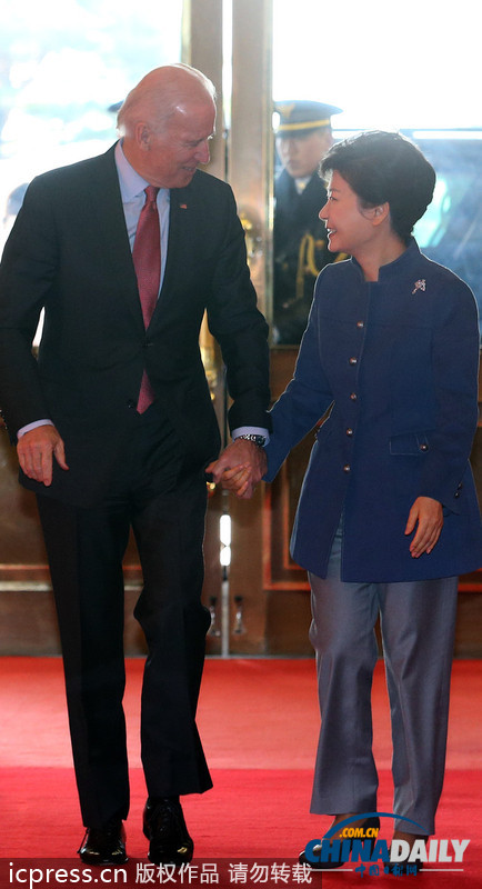 美国副总统拜登访问韩国 与朴槿惠手拉手亲密交谈