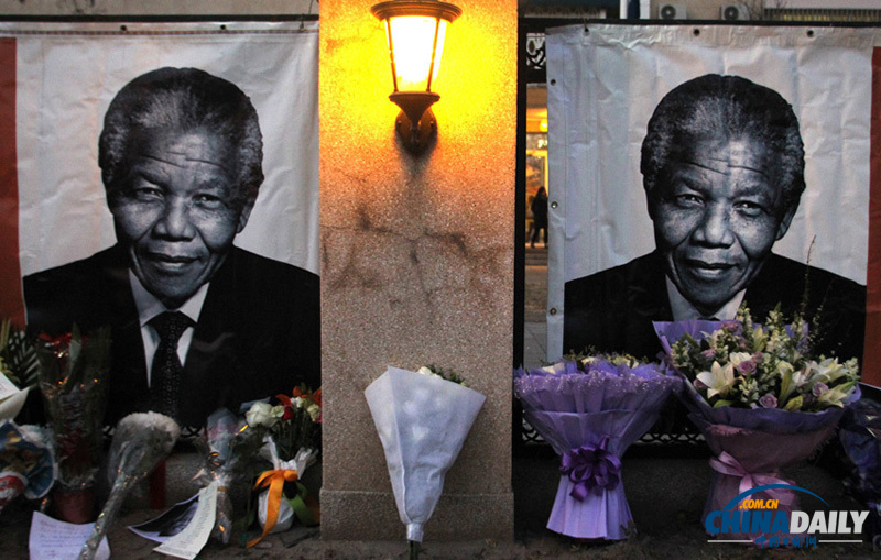 民众继续前往南非驻华使馆外献花 悼念曼德拉