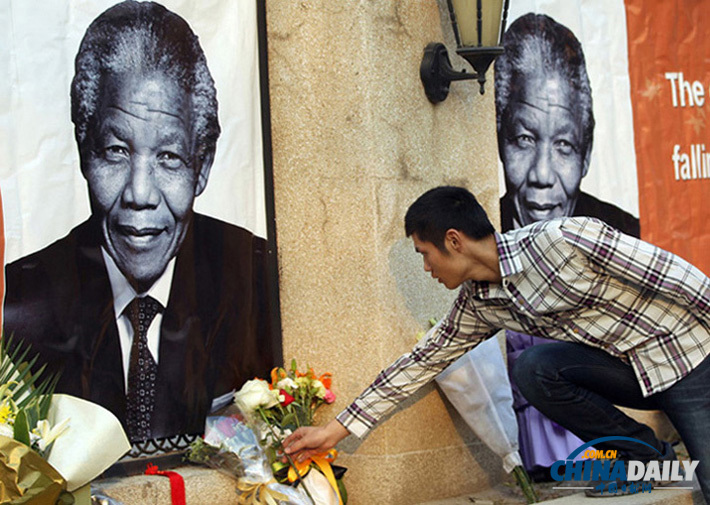 民众继续前往南非驻华使馆外献花 悼念曼德拉