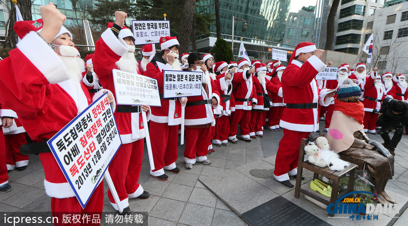 韩慰安妇少女像披冬装 在圣诞老人簇拥下守护独岛