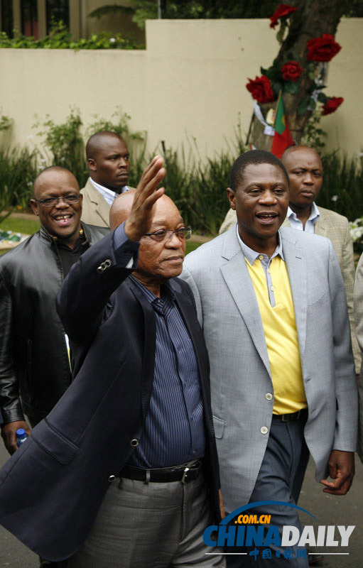 南非总统祖马探望曼德拉家人 向悼念者挥手致意
