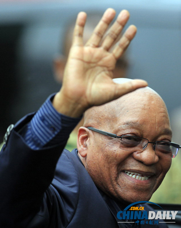南非总统祖马探望曼德拉家人 向悼念者挥手致意