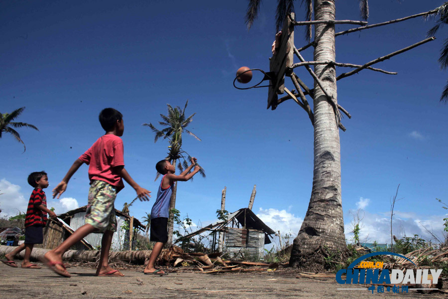 记者探访菲律宾灾区 少年玩篮球不亦乐乎（独家组图）