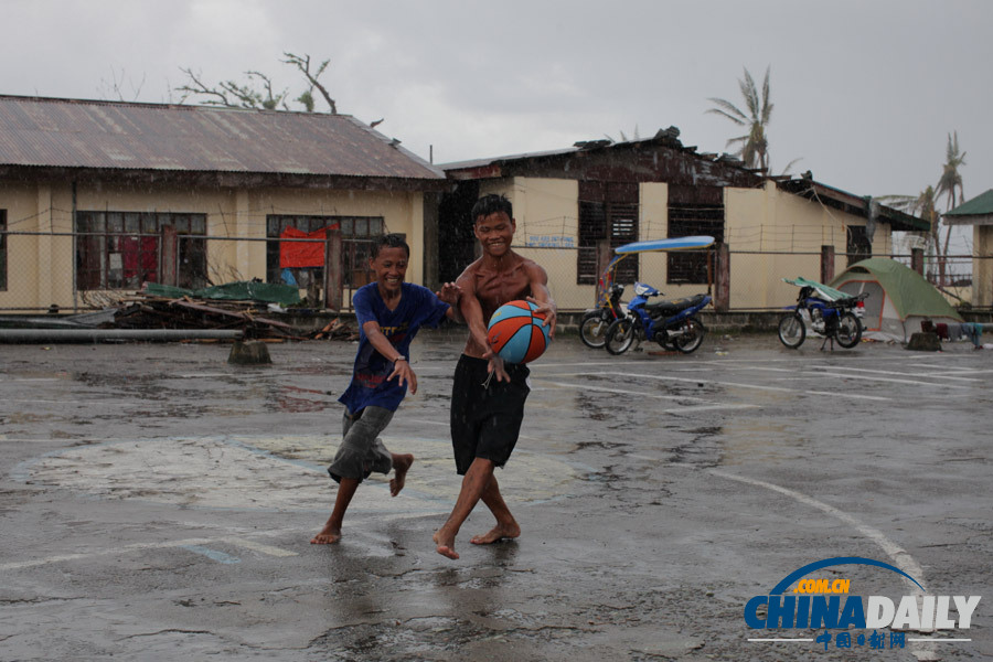 记者探访菲律宾灾区 少年玩篮球不亦乐乎（独家组图）