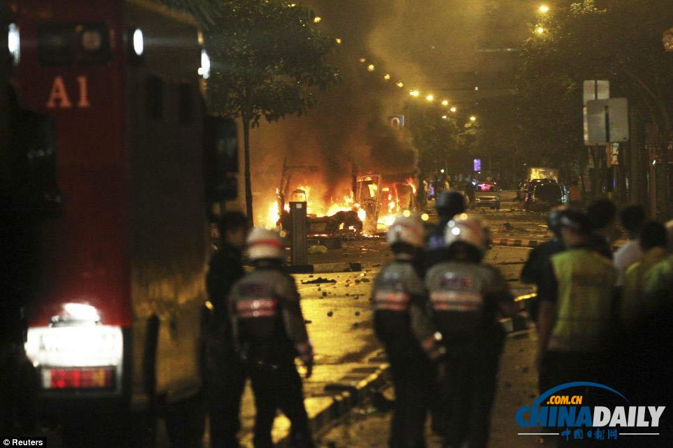 新加坡发生暴力骚乱事件 多人受伤警车被烧毁