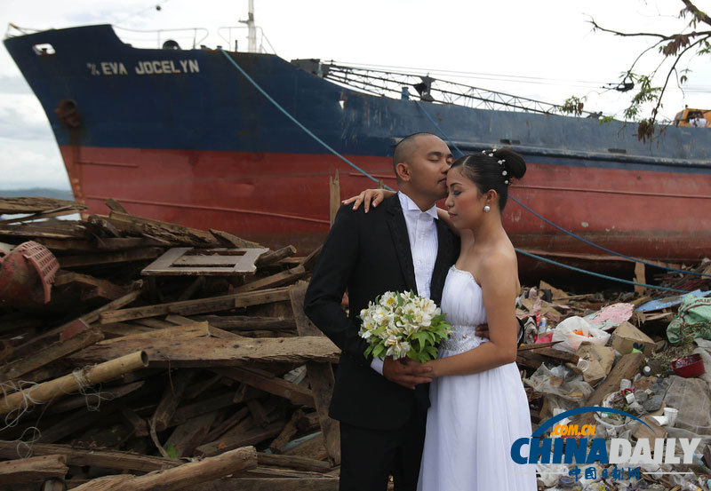 菲律宾伉俪于废墟前结婚 鼓励同胞坚强面对困境