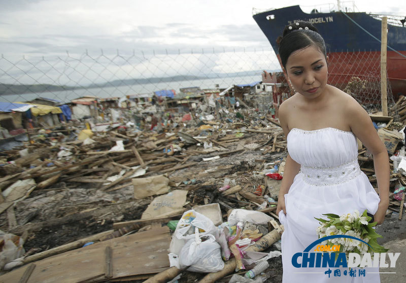 菲律宾伉俪于废墟前结婚 鼓励同胞坚强面对困境