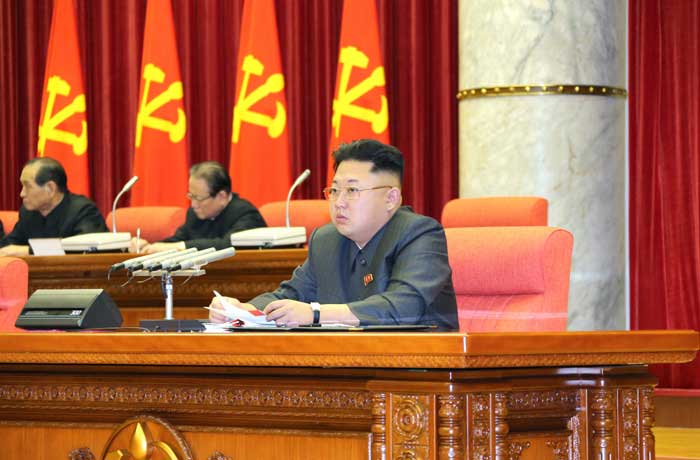 金正恩主持朝鲜劳动党中央政治局扩大会议 表情严肃