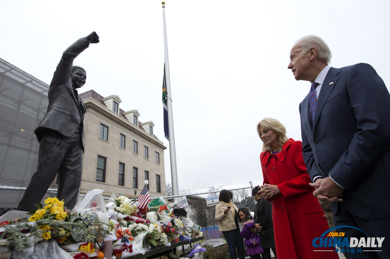 美国副总统拜登夫妇前往南非驻美大使馆悼念曼德拉