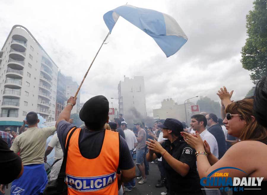 阿根廷警察示威抗议 要求加薪和良好工作环境