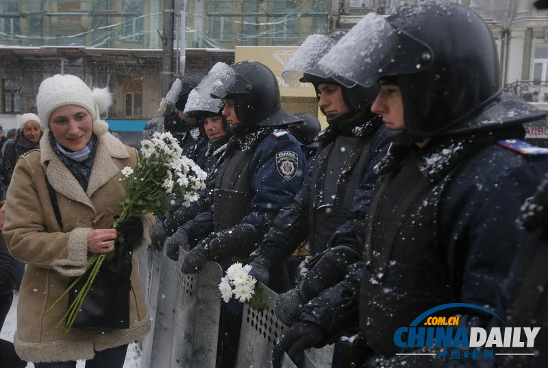 乌克兰示威活动持续 抗议者向警察送花送食物