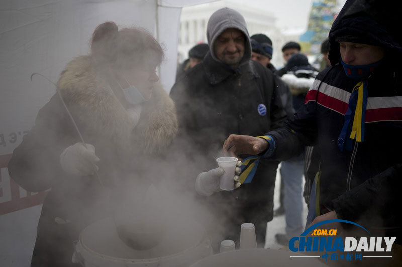 乌克兰示威活动持续 抗议者向警察送花送食物