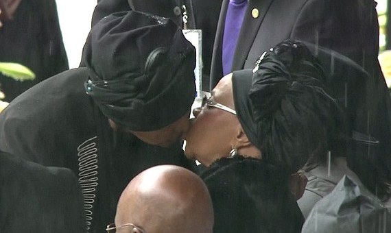 两任妻子出席曼德拉追悼会 座位相近交流较少
