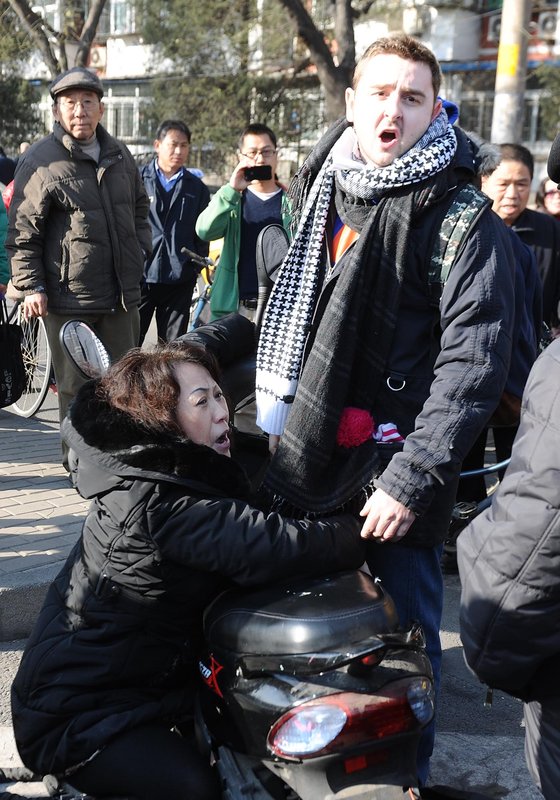 北京：撞大妈老外被拘12日遣送出境