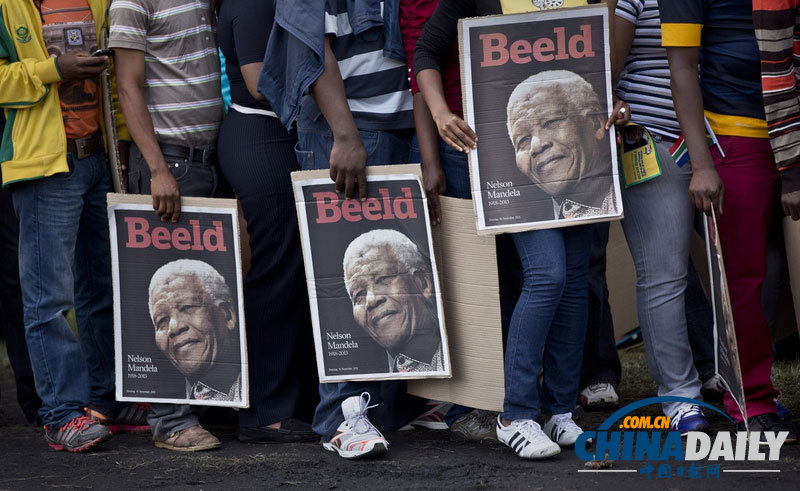 南非民众排长队等车 手拉手前去瞻仰曼德拉遗体