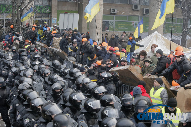 乌克兰警民冲突激化 防暴警察强行逮捕示威者
