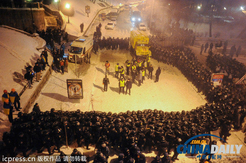 乌克兰警民冲突激化 防暴警察强行逮捕示威者