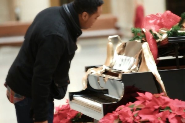 芝加哥神奇钢琴能“自动”弹奏！暖心恶作剧献惊喜