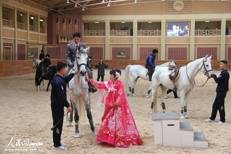 朝鲜马场上的时髦婚礼