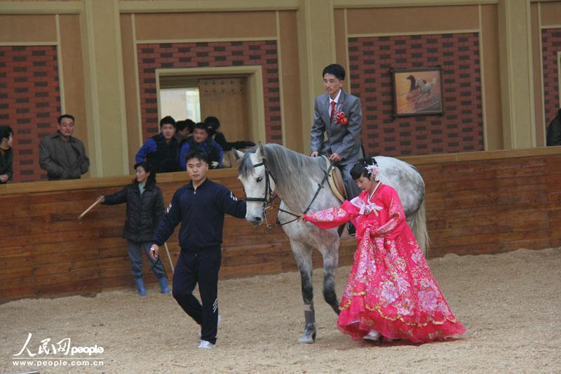 朝鲜马场上的时髦婚礼