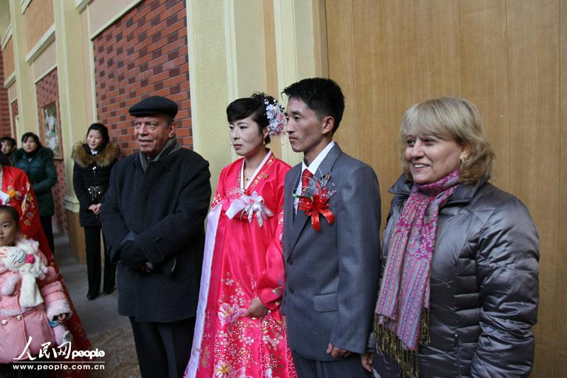 朝鲜马场上的时髦婚礼