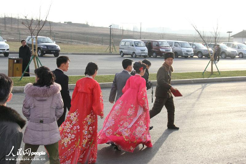 朝鲜马场上的时髦婚礼