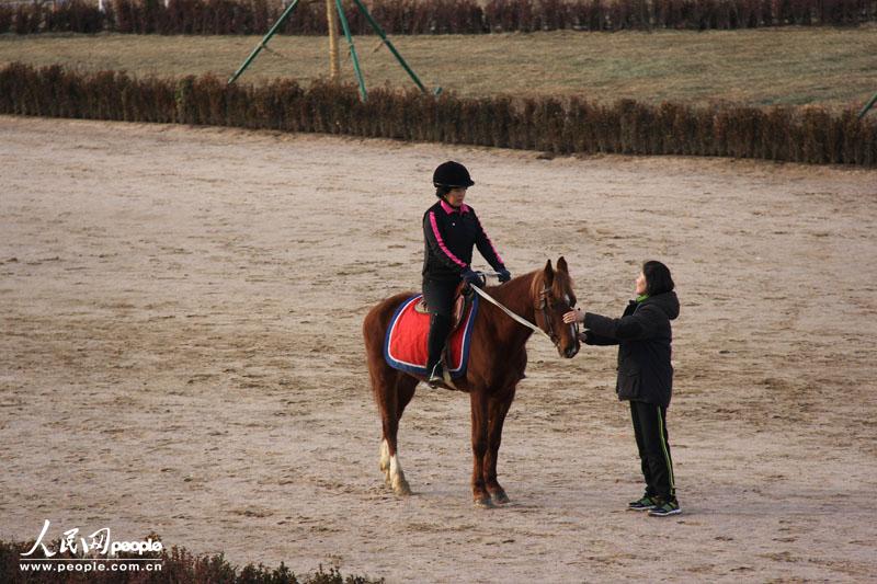 朝鲜马场上的时髦婚礼
