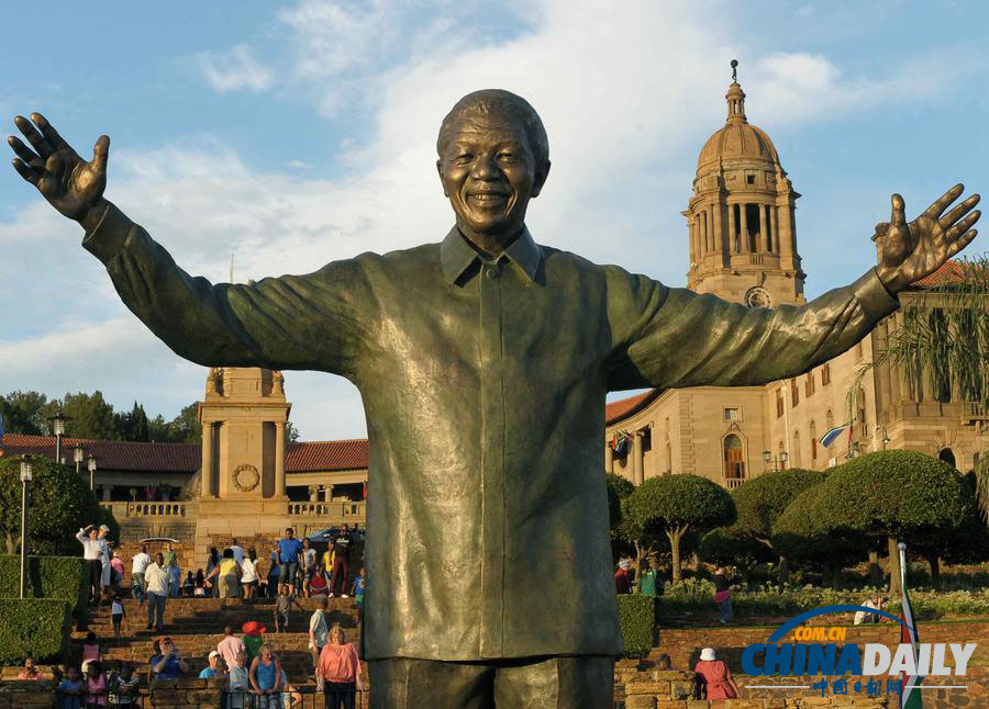 组图：曼德拉塑像在南非总统府落成揭幕 民众参观留影