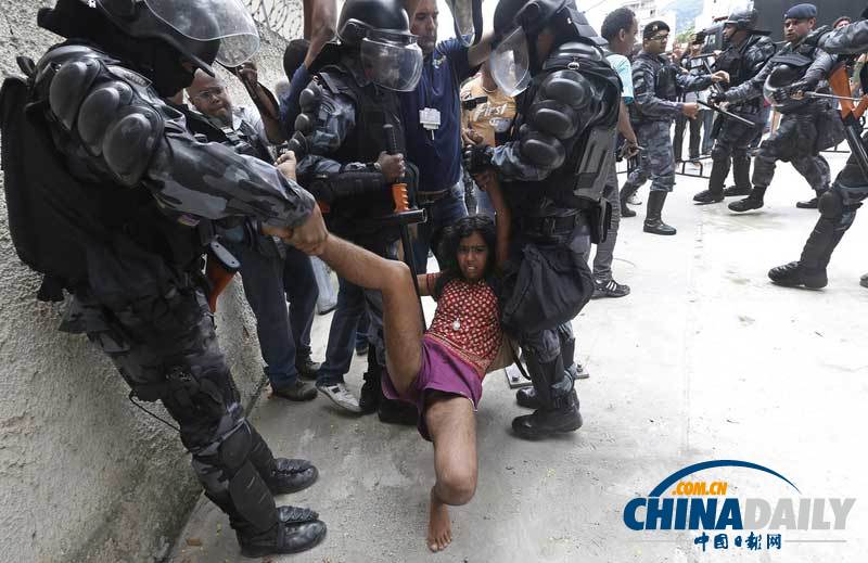 巴西世界杯翻修工程引当地人不满 警察逮捕多名抗议者