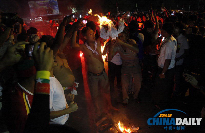 东南亚运动会发生骚乱 愤怒球迷放火焚烧衣服和海报