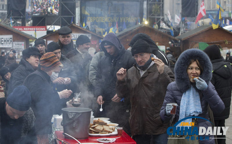 乌克兰示威者收集柴火拟长期抗争
