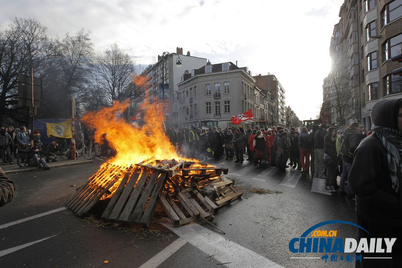 比利时市民点燃火堆抗议欧盟峰会议题