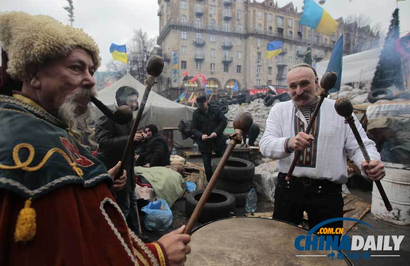 乌克兰示威者乐趣多 恩爱情侣于独立广场成婚（图）