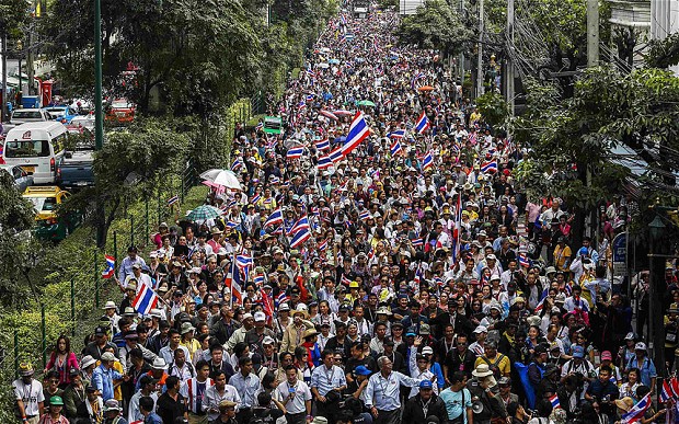 泰国示威者发起新一轮抗议 组“娘子军”轰英拉下台
