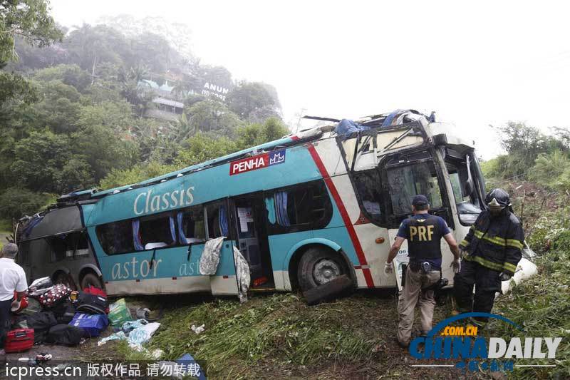 巴西一辆大巴坠入山谷至少14人死亡（图）