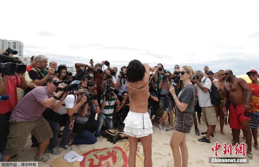 巴西海滩千人“无上装”抗议 围观者多过示威者