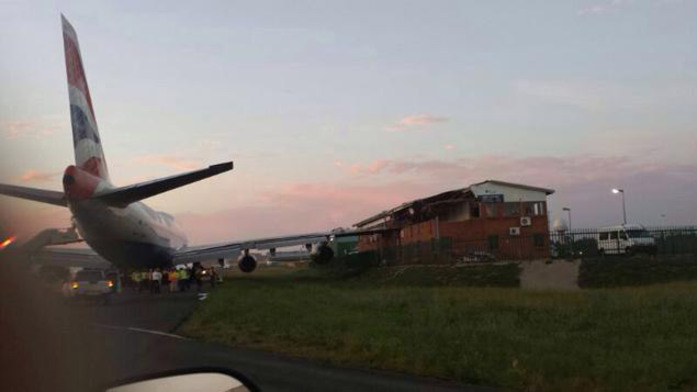 英国航空客机在南非机场撞楼 4人受伤