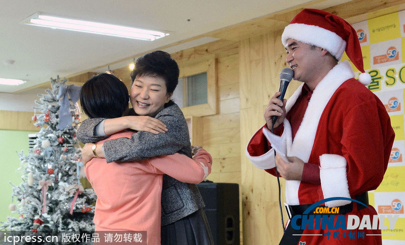 朴槿惠走访SOS村 与孤儿吃蛋糕做游戏庆祝圣诞