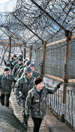 朴槿惠视察最前线 指示韩国部队坚决打击朝方挑衅