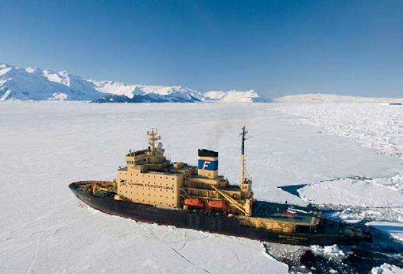 俄罗斯赴南极客船被困冰层 地点偏远救援难度大