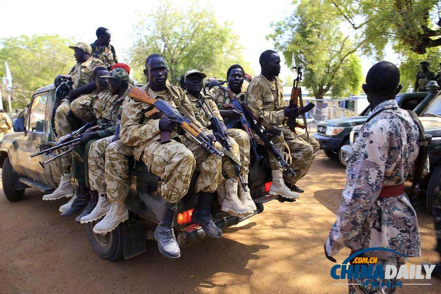 战乱中南苏丹圣诞节一瞥 民众祷告士兵全副武装