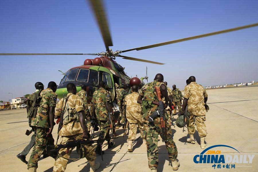 战乱中南苏丹圣诞节一瞥 民众祷告士兵全副武装