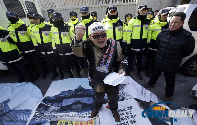 韩国民众游行抗议安倍参拜靖国神社